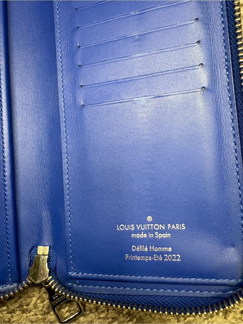 Louis Vuitton Taurillon Illusion Zippy Vertical
Wallet Bleu Rose - Picture 7 of 10